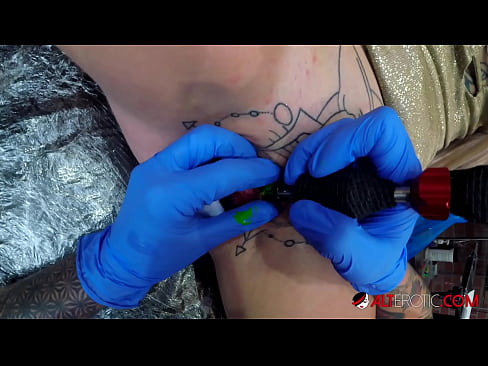 ❤️ Estremamente tatuato hottie Sully Savage ottenuto un tatuaggio sul suo clitoride ❤️ Slutsal it.redgast4asset.ru ❌❤
